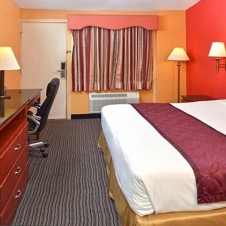 Americas Best Value Inn Smithtown/Long Island Exterior photo