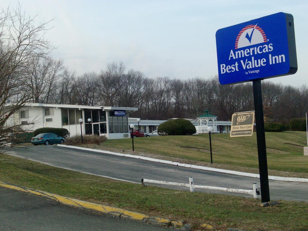Americas Best Value Inn Smithtown/Long Island Exterior photo