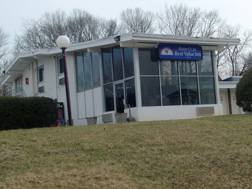 Americas Best Value Inn Smithtown/Long Island Exterior photo