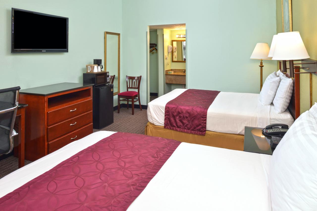 Americas Best Value Inn Smithtown/Long Island Exterior photo
