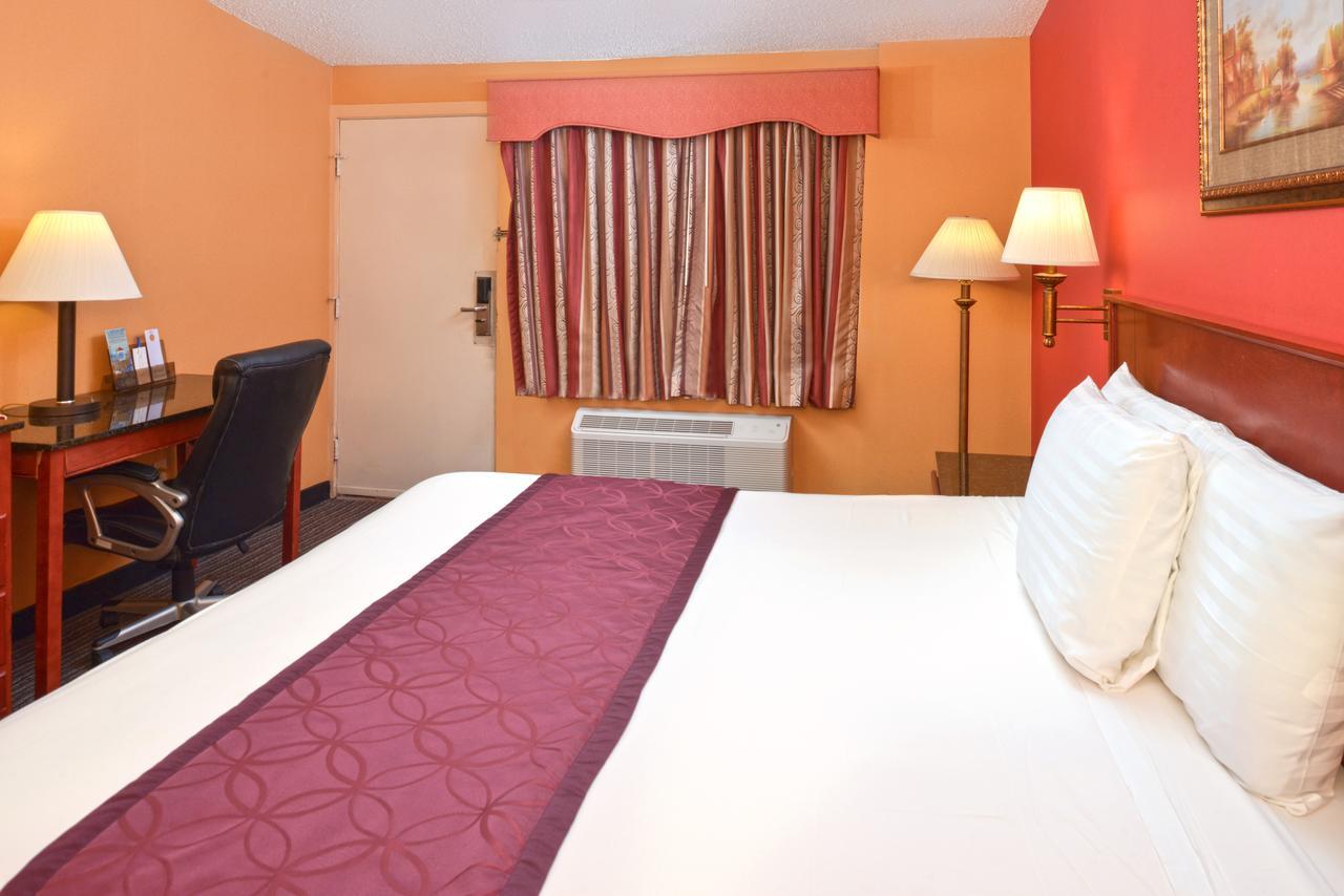 Americas Best Value Inn Smithtown/Long Island Exterior photo