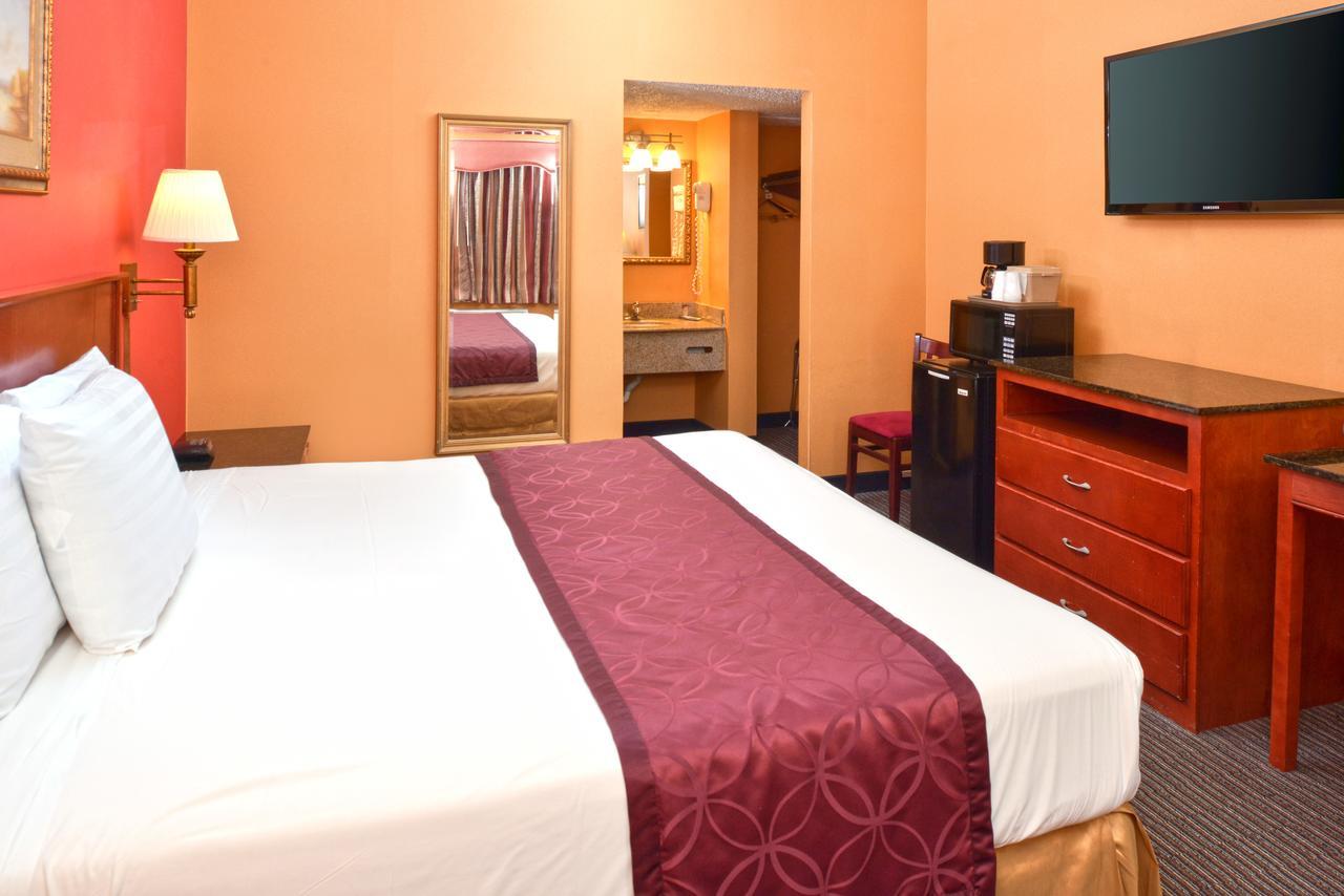 Americas Best Value Inn Smithtown/Long Island Exterior photo