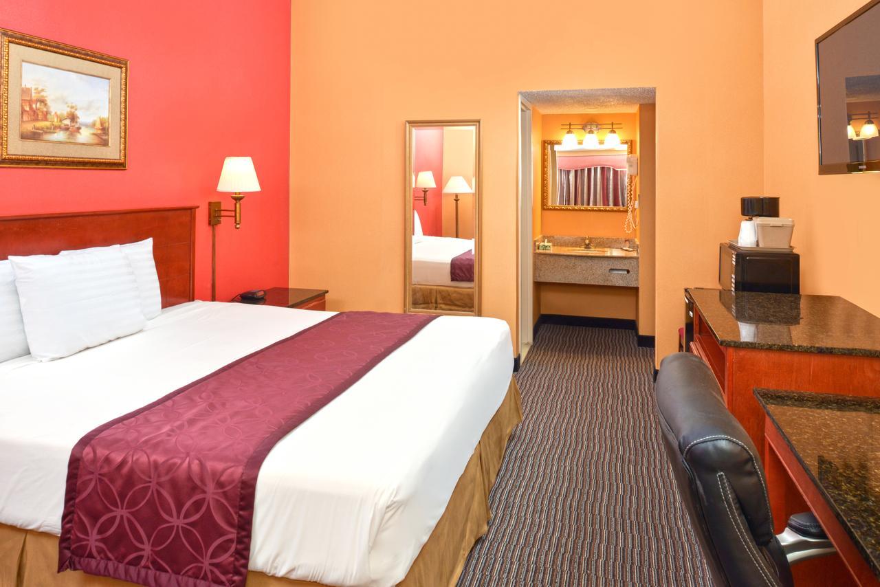 Americas Best Value Inn Smithtown/Long Island Exterior photo